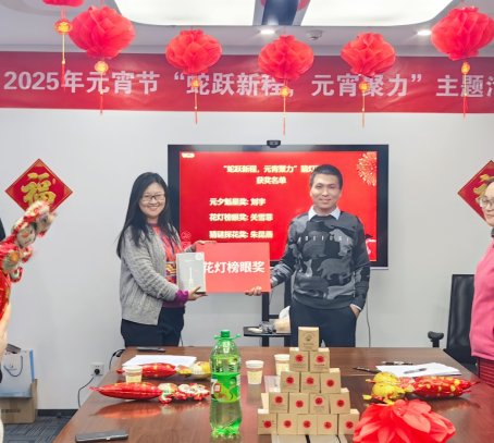 桌子上放滿了不同類型的海報(bào)

AI 生成的內(nèi)容可能不正確。
